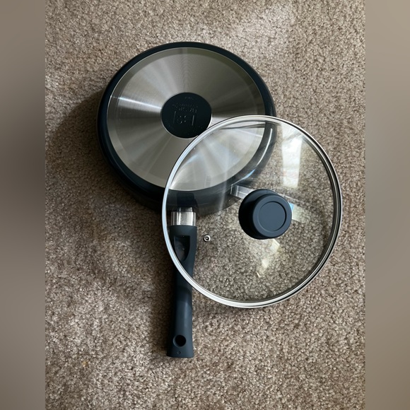 Basic Essentials Non-Stick Aluminum | 2.5 - Quart Covered Sautè Pan ~ Black - Picture 3 of 5